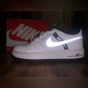 I am saleing 2 pairs Nike air fource shoes in good condition